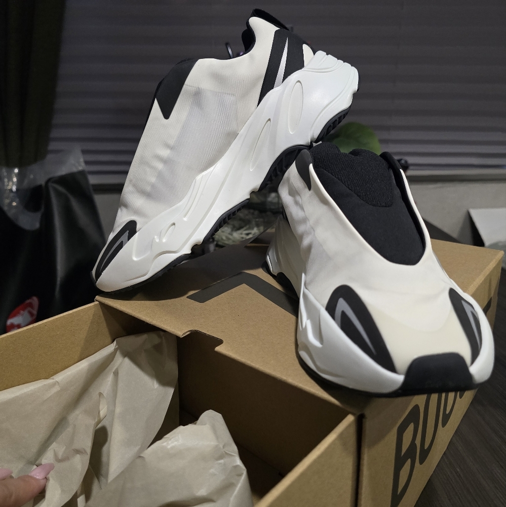 Yeezy 700 MNVM